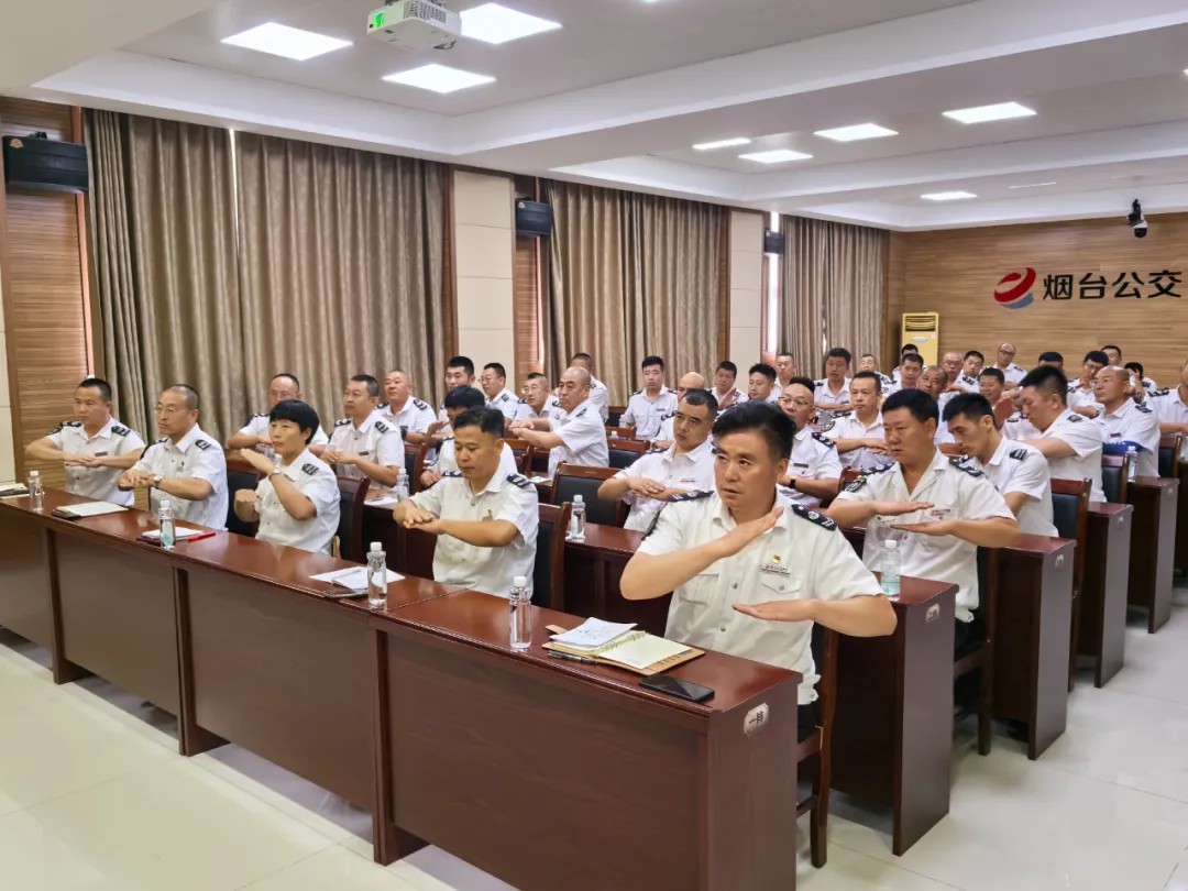 公交駕駛員學雙語，服務升級暖人心 煙臺公交集團開展品牌線路駕駛員英語、手語專項培訓